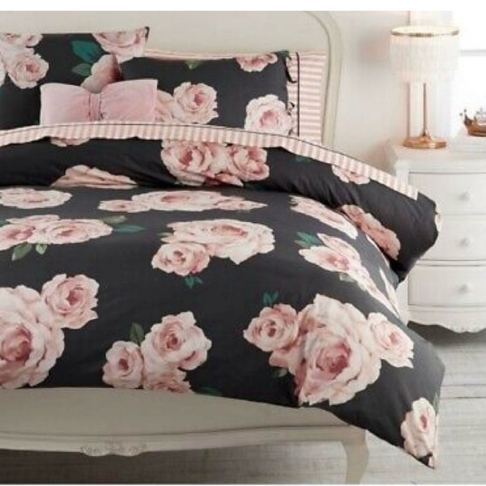 duvet 
2 Standard shams 
2 pink throw pillows 
Pink skull pillow 
sequins pillow